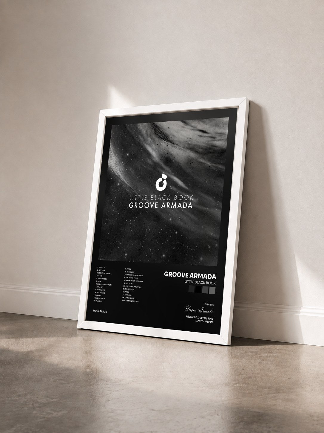 #blanc Tableau de l'album Little Black Book de Groove Armada vu de trois quarts, cadre blanc