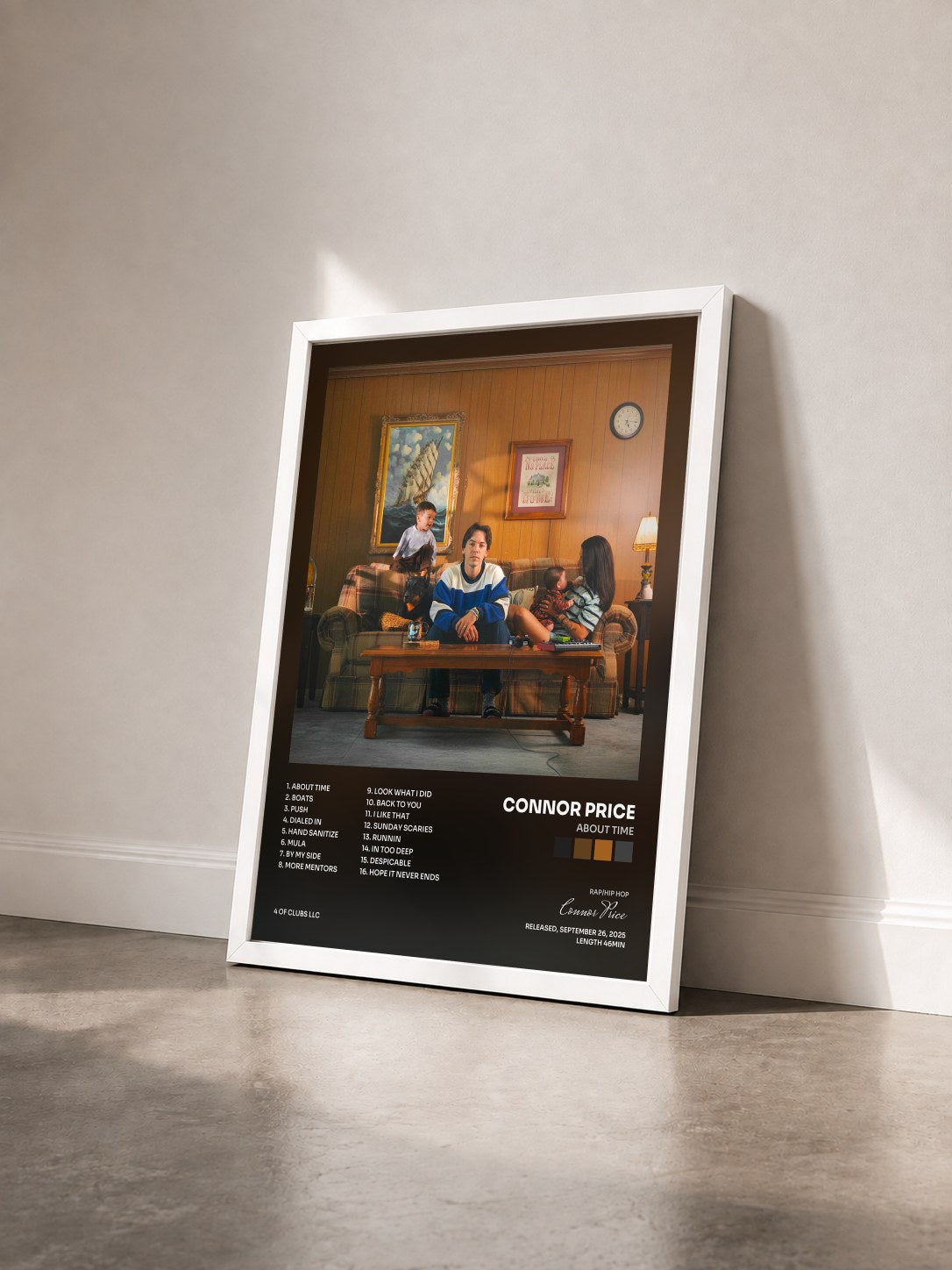 #blanc Tableau de l'album About Time de Connor Price vu de trois quarts, cadre blanc