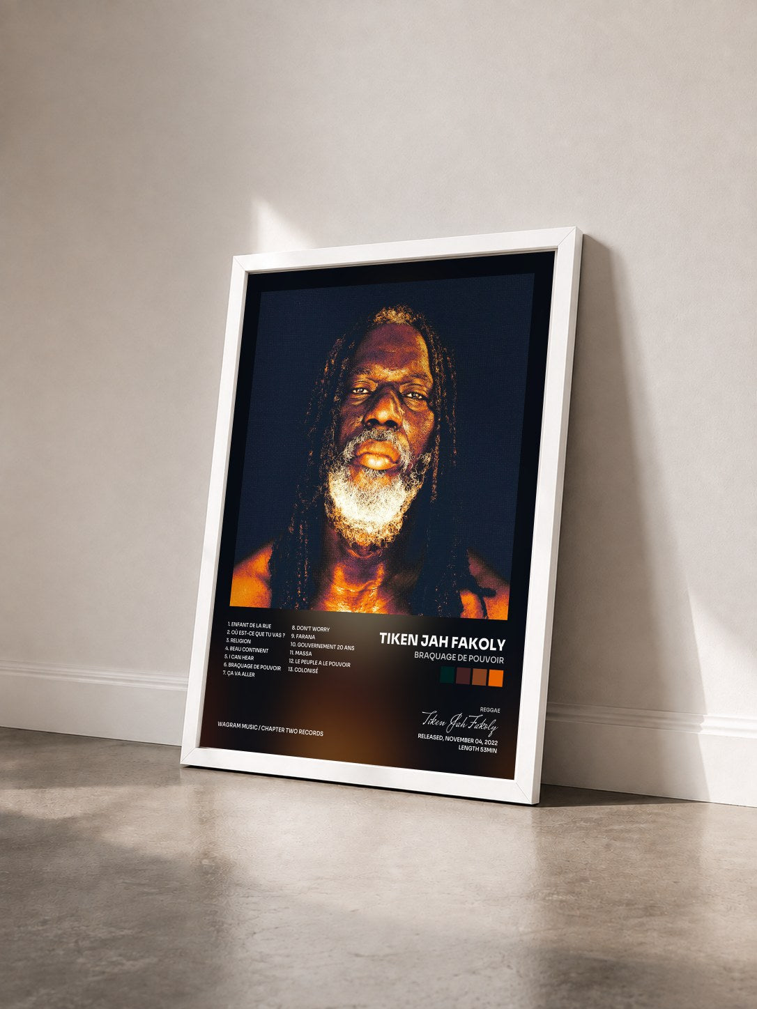#blanc Tableau de l'album Braquage de pouvoir de Tiken Jah Fakoly vu de trois quarts, cadre blanc