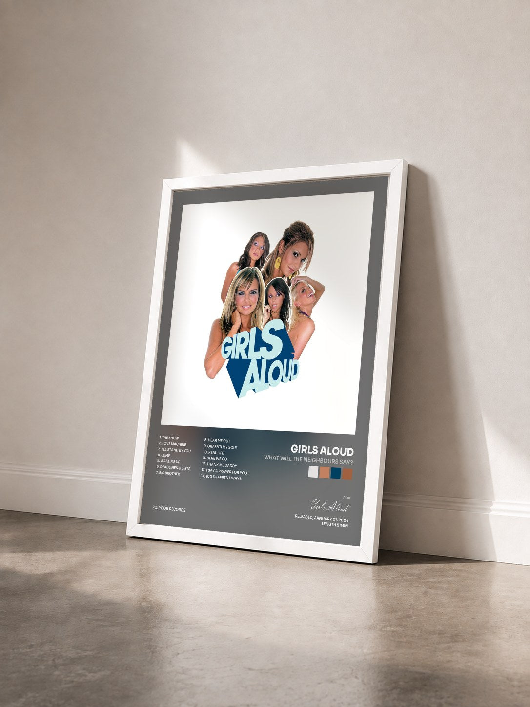 #blanc Tableau de l'album What Will The Neighbours Say? de Girls Aloud vu de trois quarts, cadre blanc