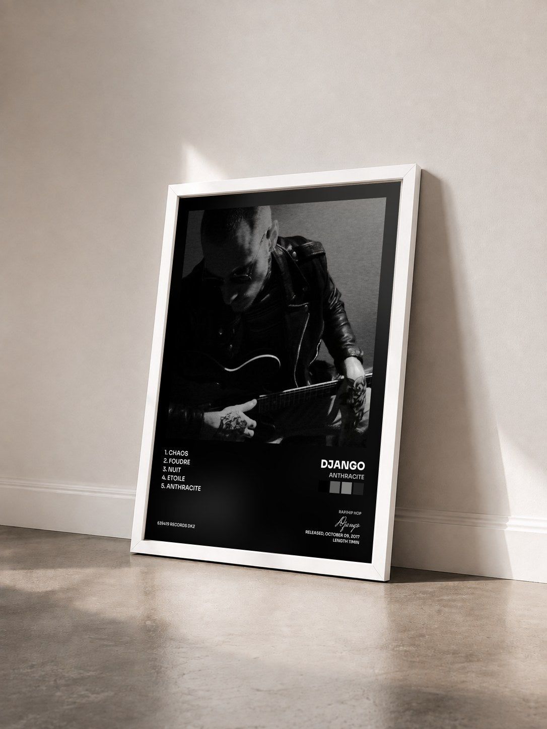 #blanc Tableau de l'album Anthracite de Django vu de trois quarts, cadre blanc