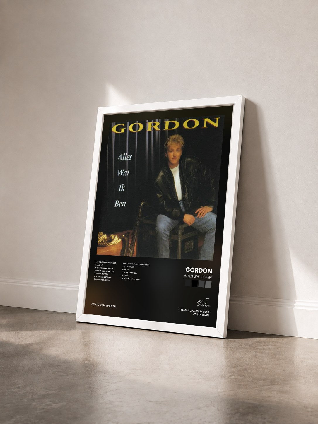 #blanc Tableau de l'album Alles Wat Ik Ben de Gordon vu de trois quarts, cadre blanc