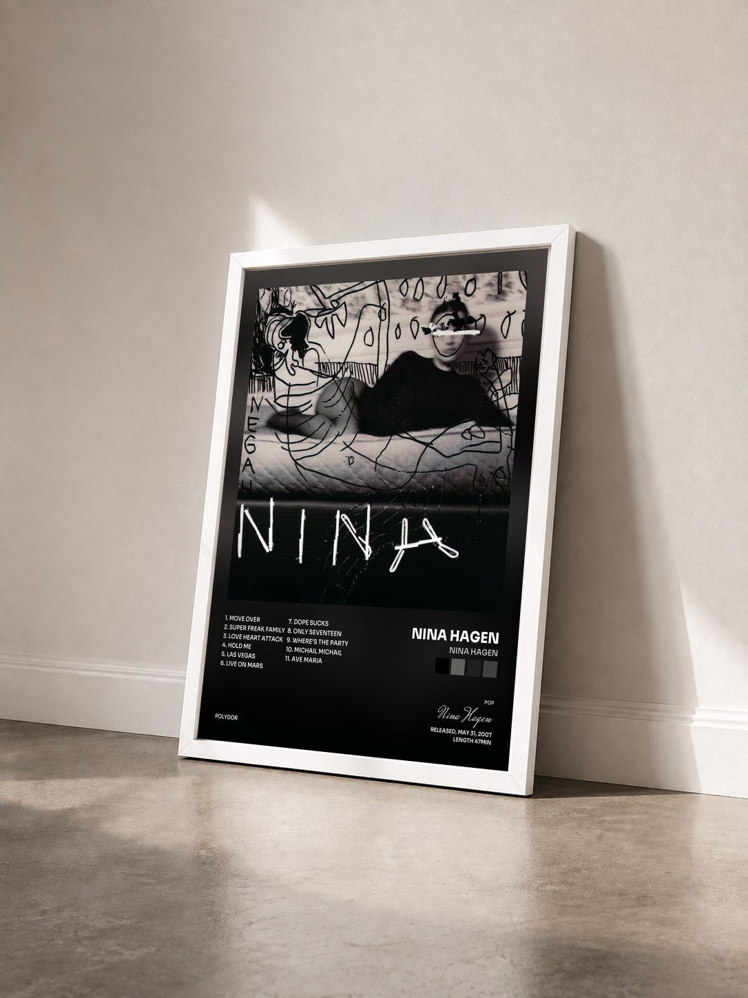 #blanc Tableau de l'album Nina Hagen de Nina Hagen vu de trois quarts, cadre blanc