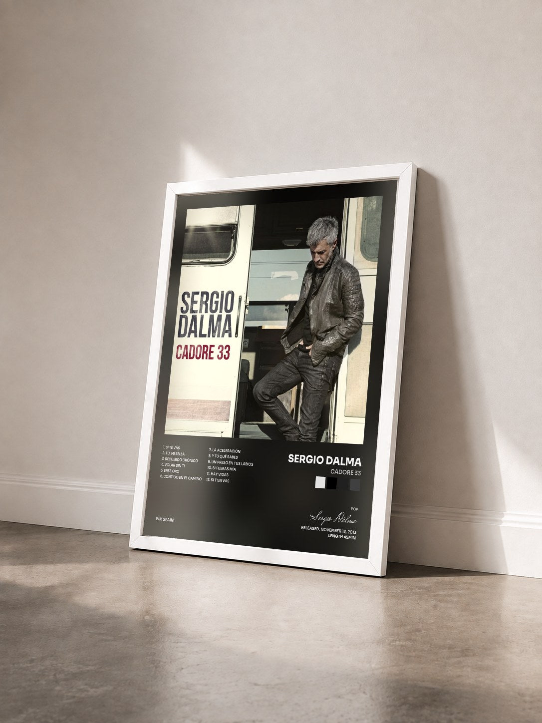 #blanc Tableau de l'album Cadore 33 de Sergio Dalma vu de trois quarts, cadre blanc