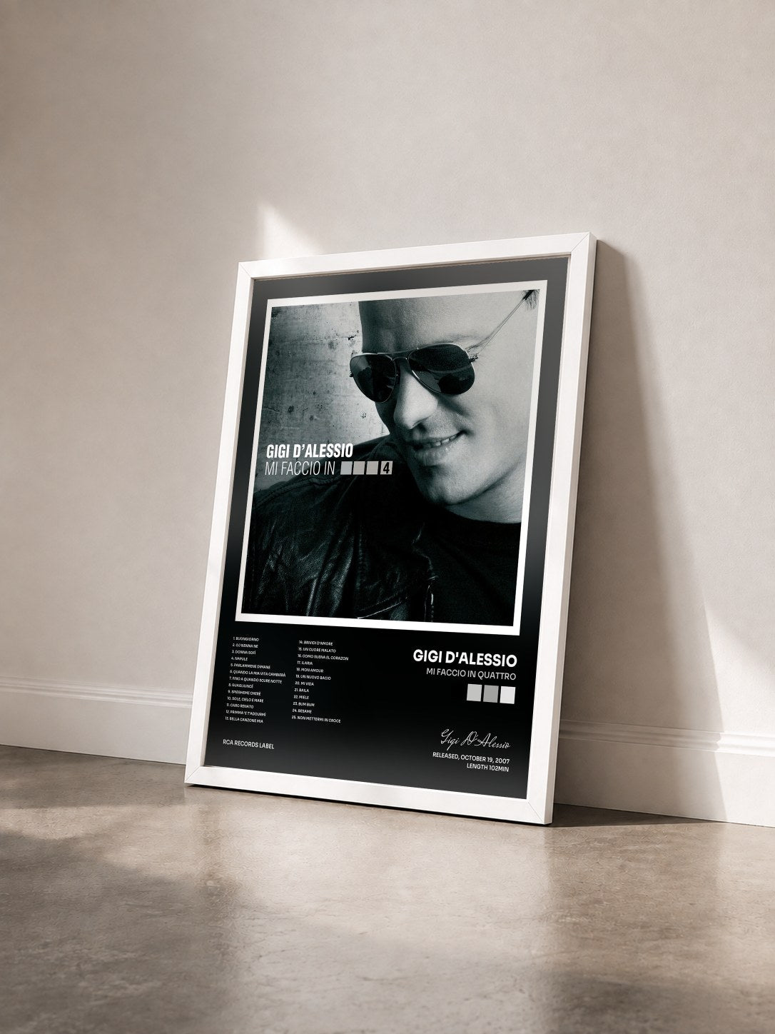 #blanc Tableau de l'album Mi faccio in quattro de Gigi D'Alessio vu de trois quarts, cadre blanc