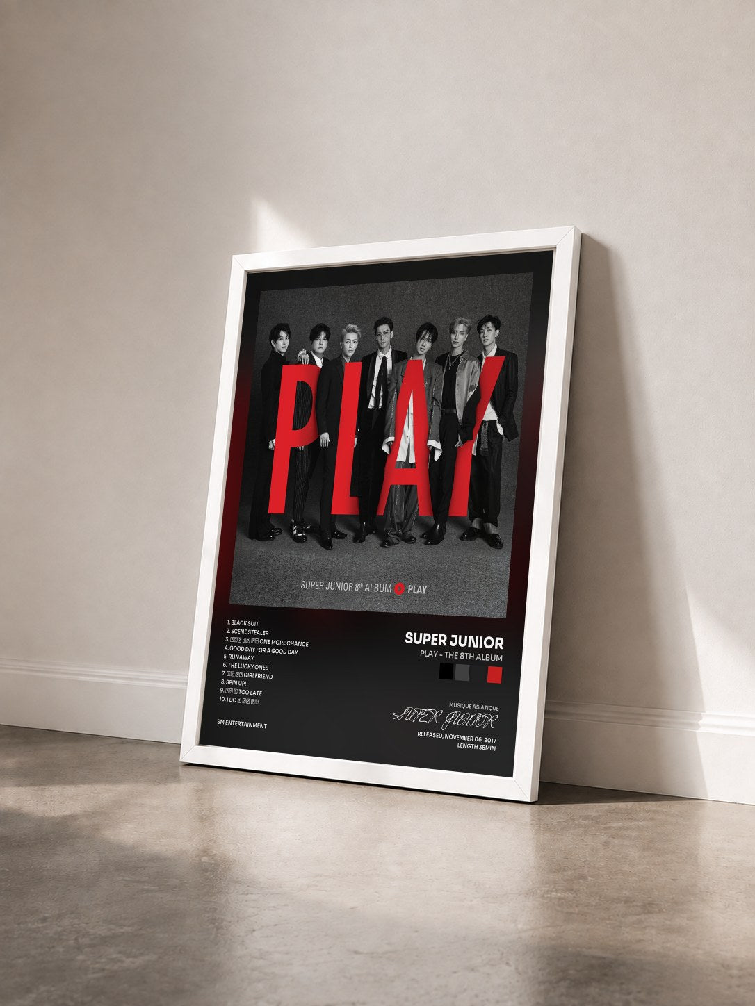 #blanc Tableau de l'album PLAY - The 8th Album de SUPER JUNIOR vu de trois quarts, cadre blanc