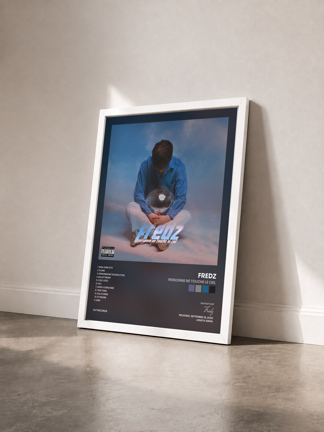 #blanc Tableau de l'album Personne ne touche le ciel de Fredz vu de trois quarts, cadre blanc