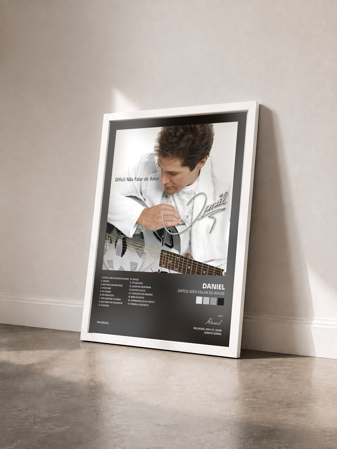 #blanc Tableau de l'album Difícil Não Falar de Amor de Daniel vu de trois quarts, cadre blanc