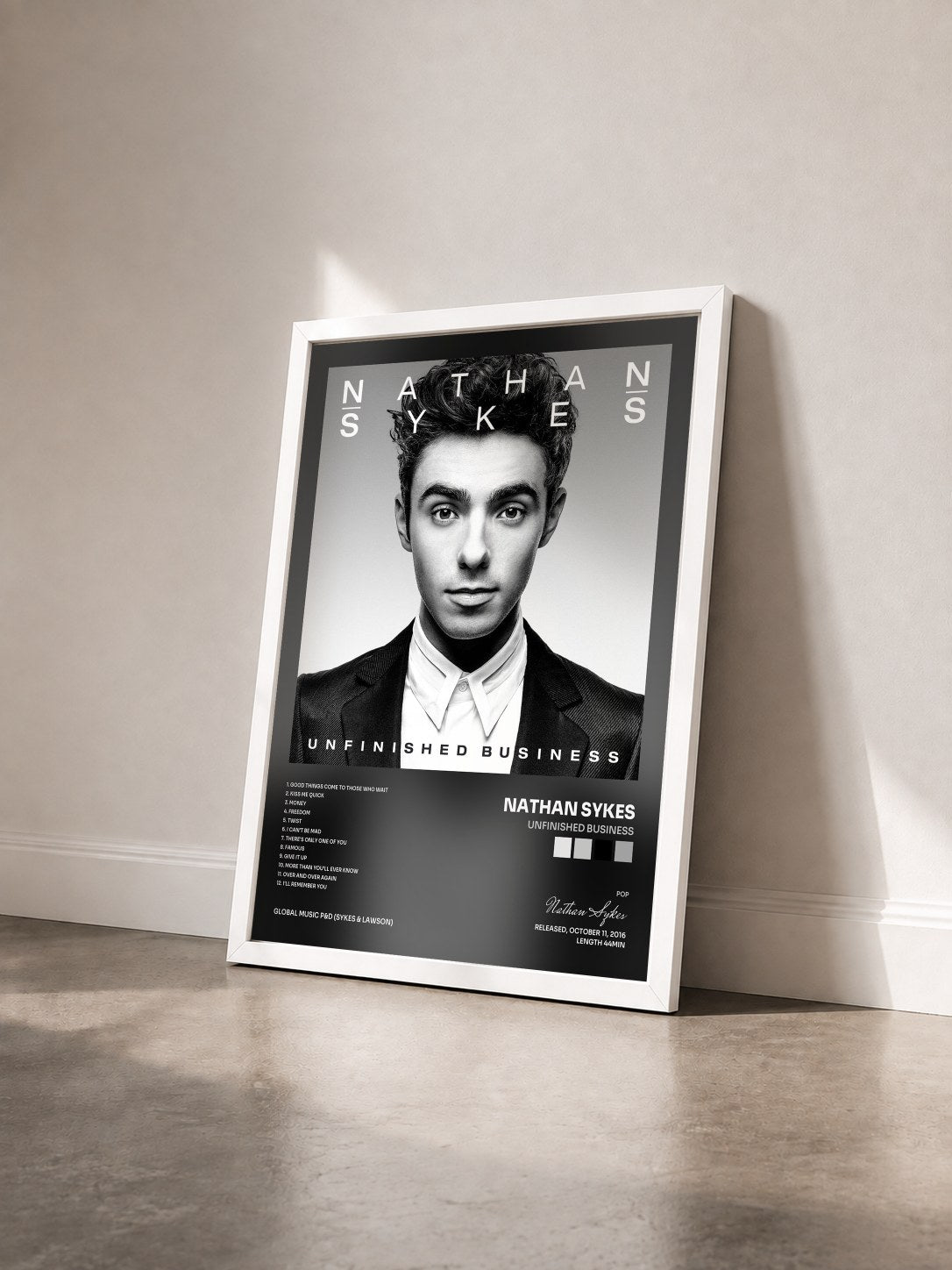 #blanc Tableau de l'album Unfinished Business de Nathan Sykes vu de trois quarts, cadre blanc