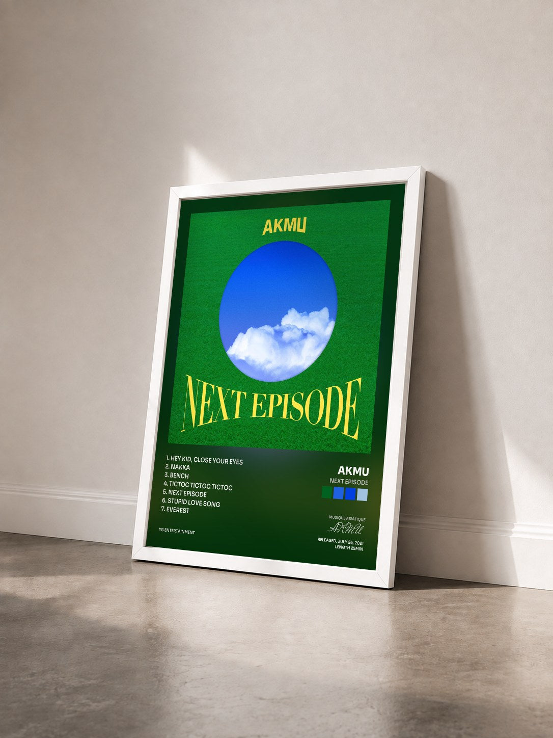#blanc Tableau de l'album NEXT EPISODE de AKMU vu de trois quarts, cadre blanc