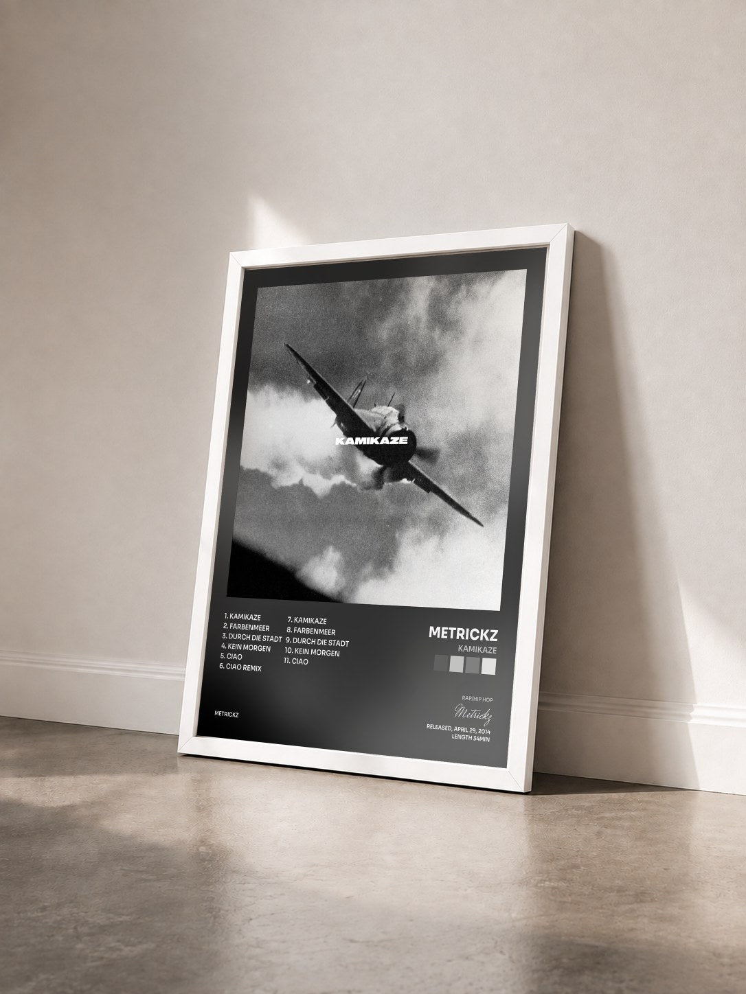 #blanc Tableau de l'album Kamikaze de Metrickz vu de trois quarts, cadre blanc