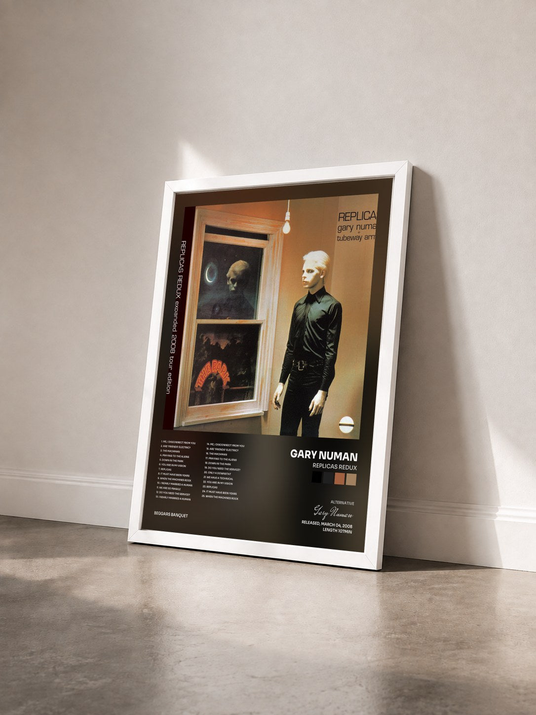 #blanc Tableau de l'album Replicas Redux de Gary Numan vu de trois quarts, cadre blanc