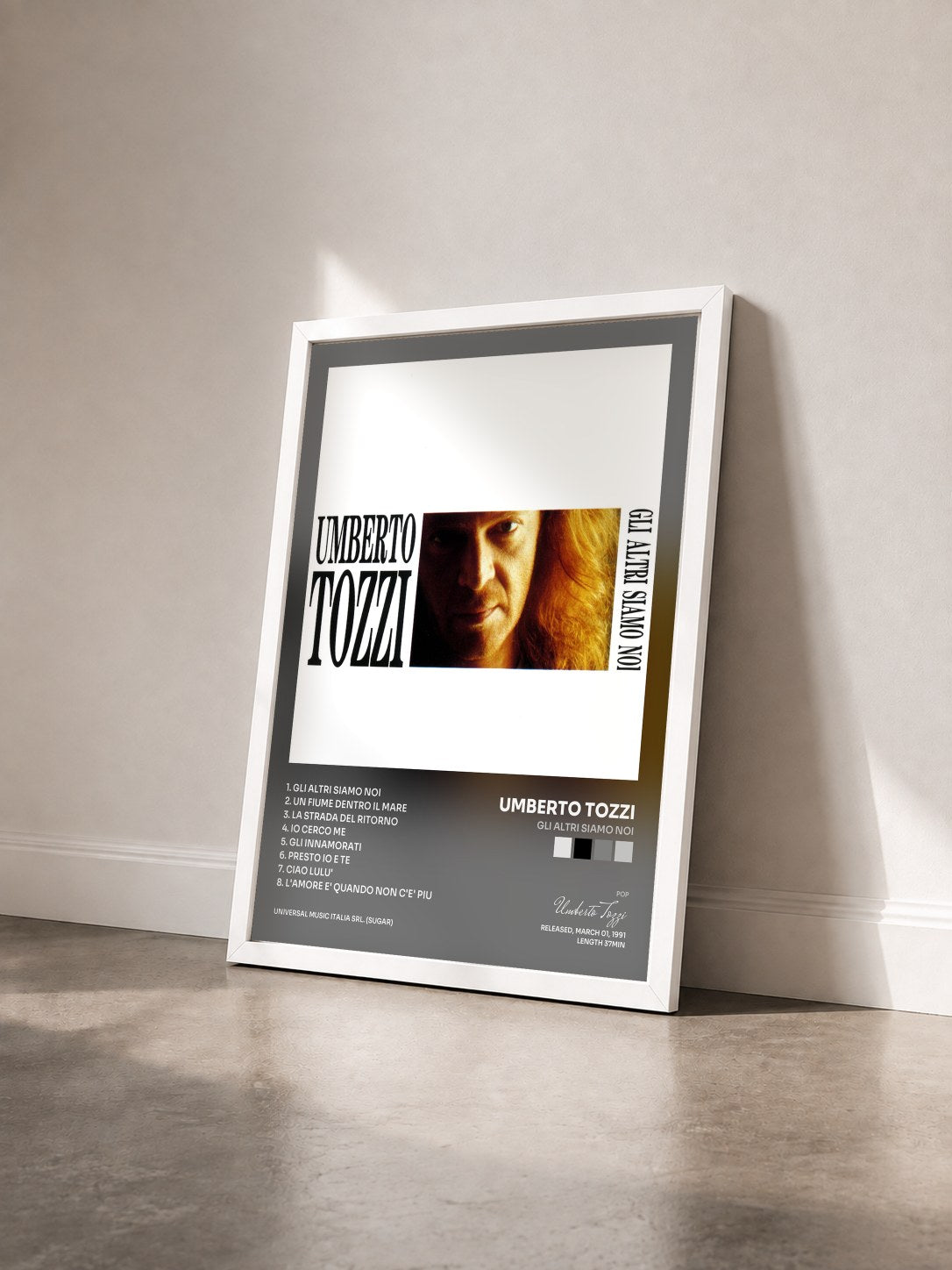 #blanc Tableau de l'album Gli altri siamo noi de Umberto Tozzi vu de trois quarts, cadre blanc