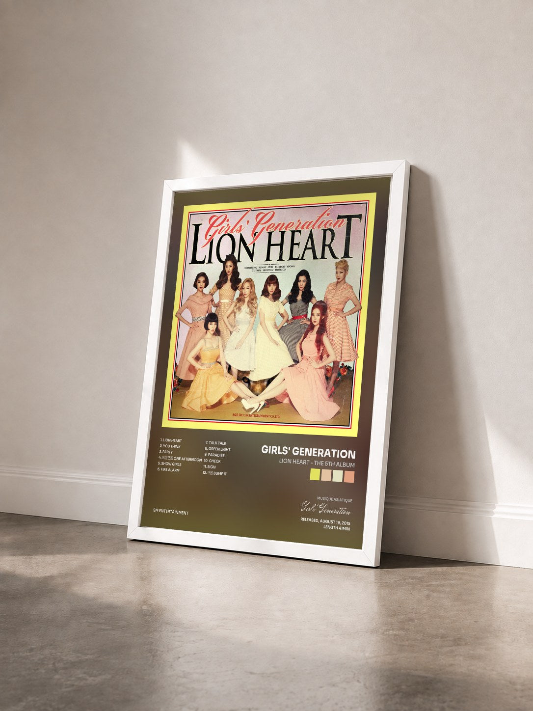 #blanc Tableau de l'album Lion Heart - The 5th Album de Girls' Generation vu de trois quarts, cadre blanc