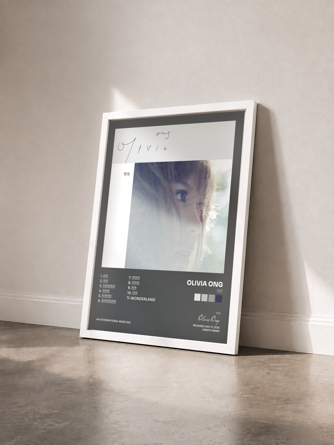 #blanc Tableau de l'album 等等 de Olivia Ong vu de trois quarts, cadre blanc