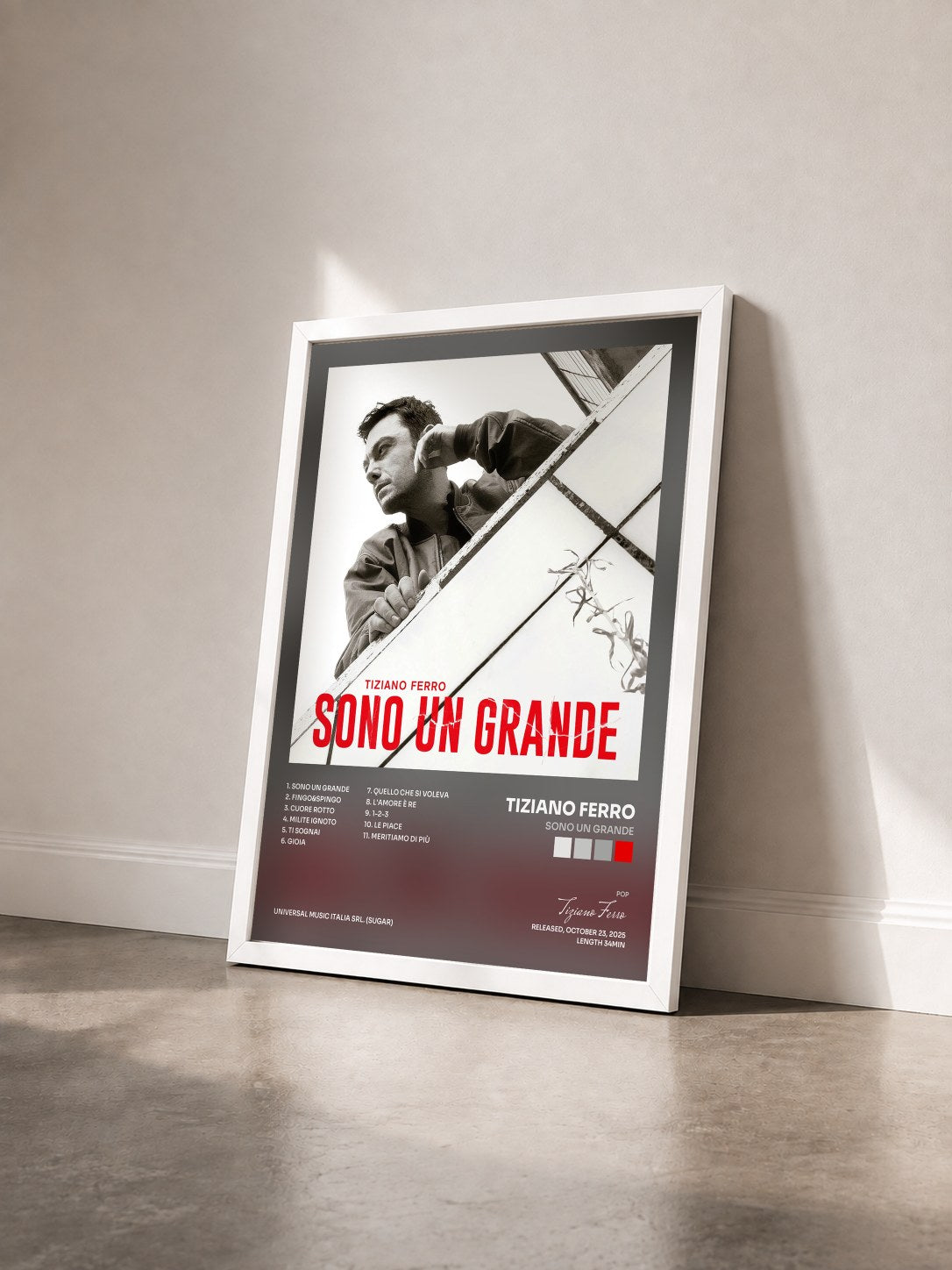 #blanc Tableau de l'album SONO UN GRANDE de Tiziano Ferro vu de trois quarts, cadre blanc