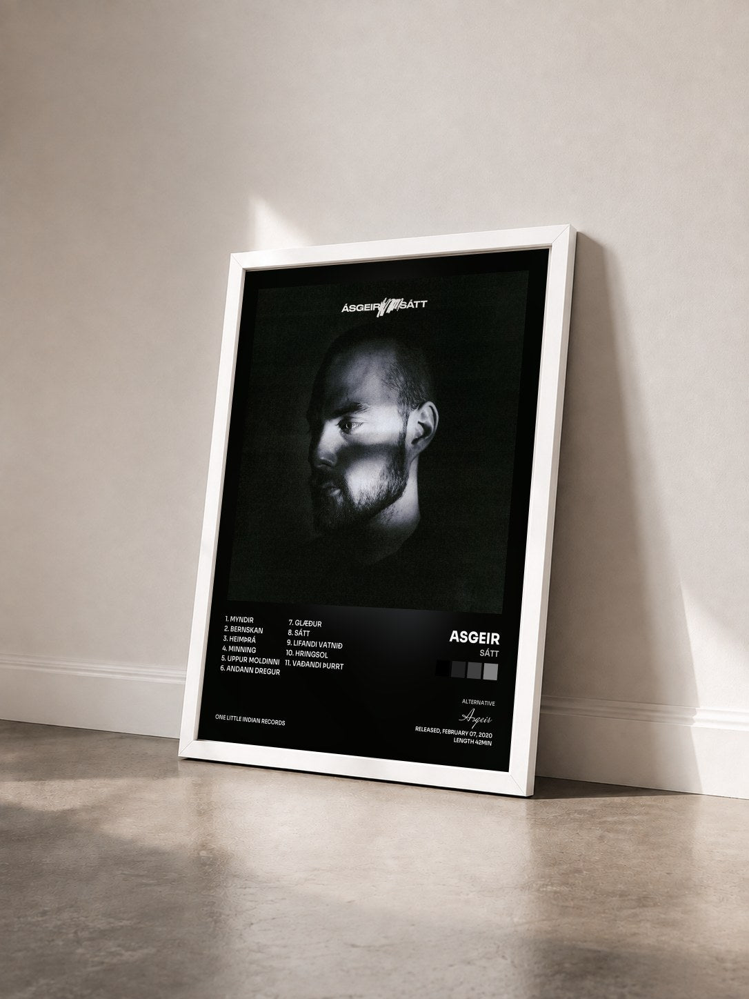 #blanc Tableau de l'album Sátt de Asgeir vu de trois quarts, cadre blanc