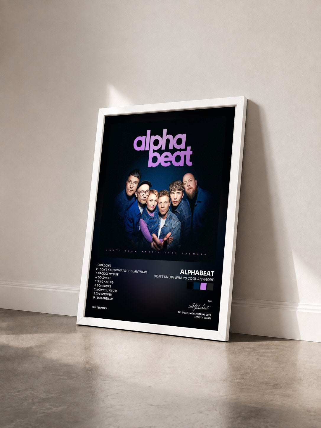 #blanc Tableau de l'album Don't Know What's Cool Anymore de Alphabeat vu de trois quarts, cadre blanc