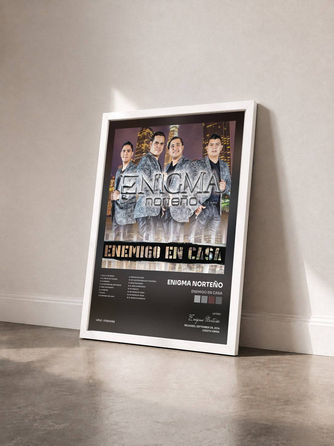#blanc Tableau de l'album Enemigo En Casa de Enigma Norteño vu de trois quarts, cadre blanc