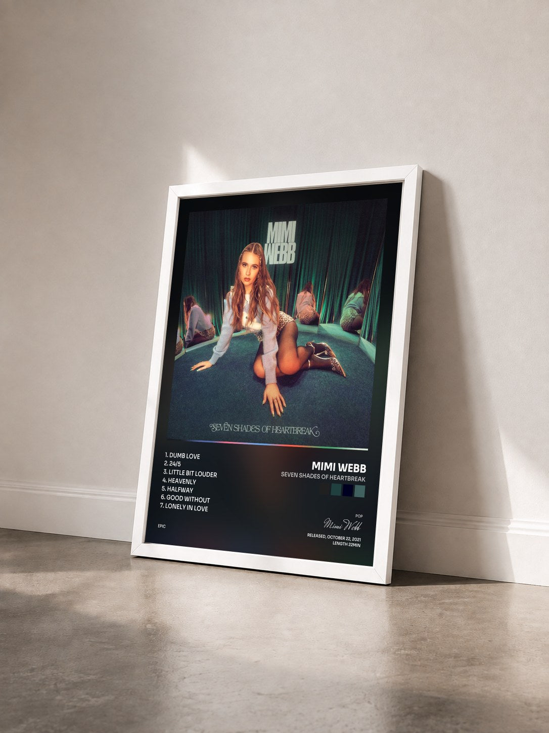 #blanc Tableau de l'album Seven Shades of Heartbreak de Mimi Webb vu de trois quarts, cadre blanc