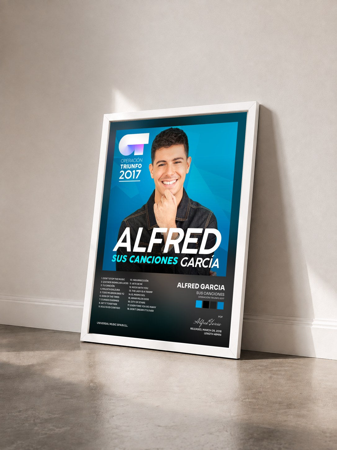 #blanc Tableau de l'album Sus Canciones (Operación Triunfo 2017) de Alfred Garcia vu de trois quarts, cadre blanc