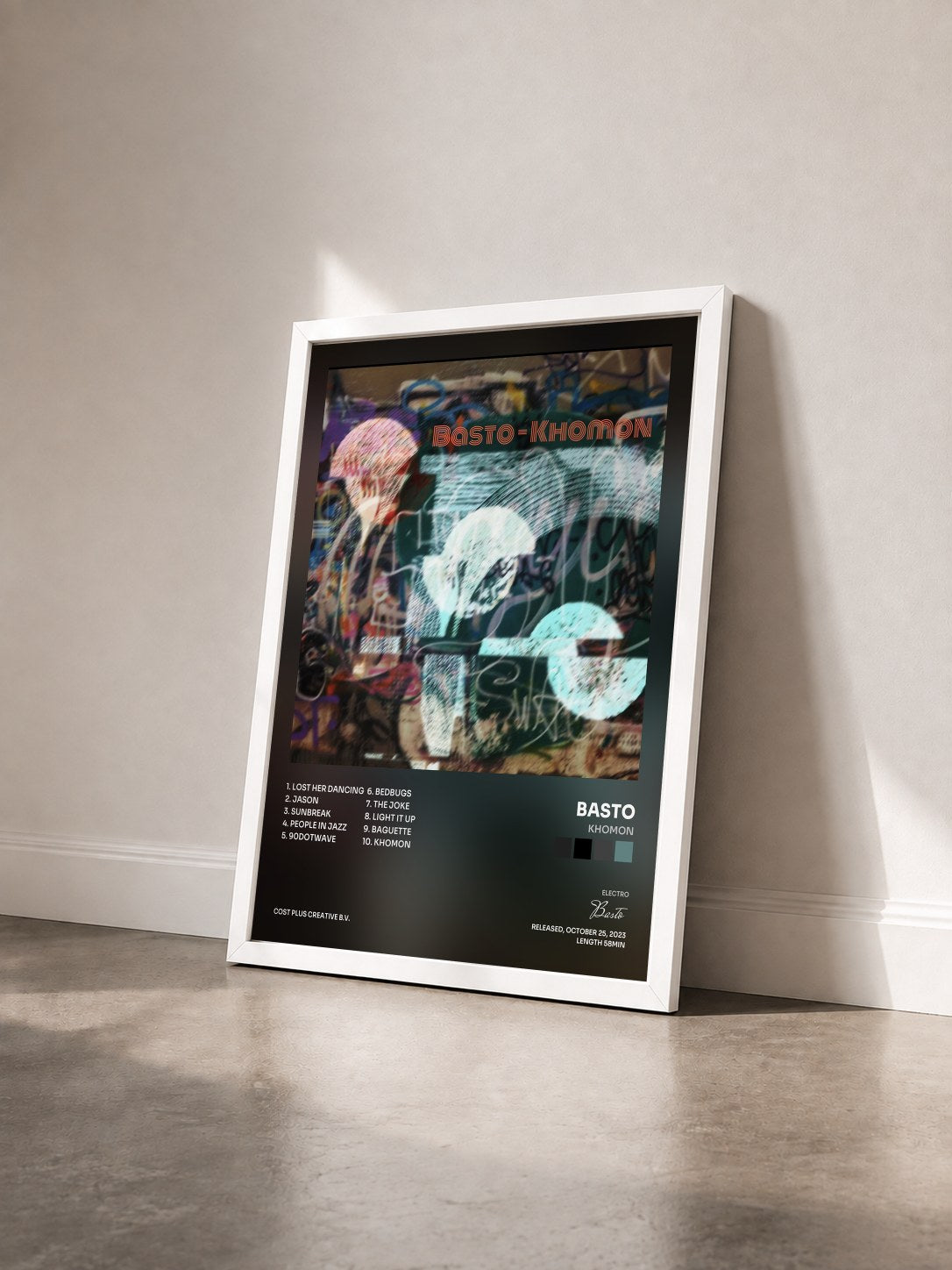 #blanc Tableau de l'album Khomon de Basto vu de trois quarts, cadre blanc