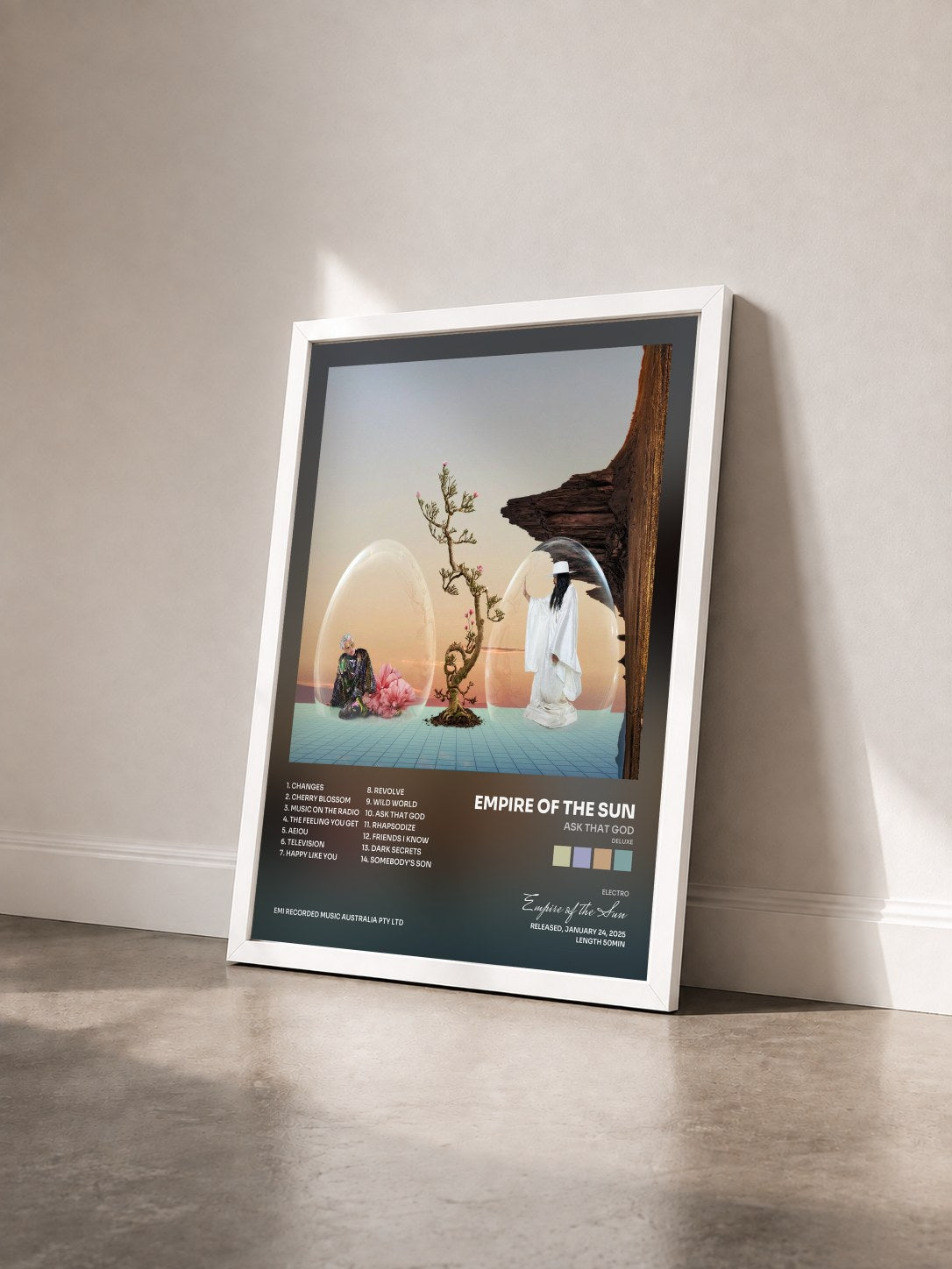 #blanc Tableau de l'album Ask That God (Deluxe) de Empire of the Sun vu de trois quarts, cadre blanc