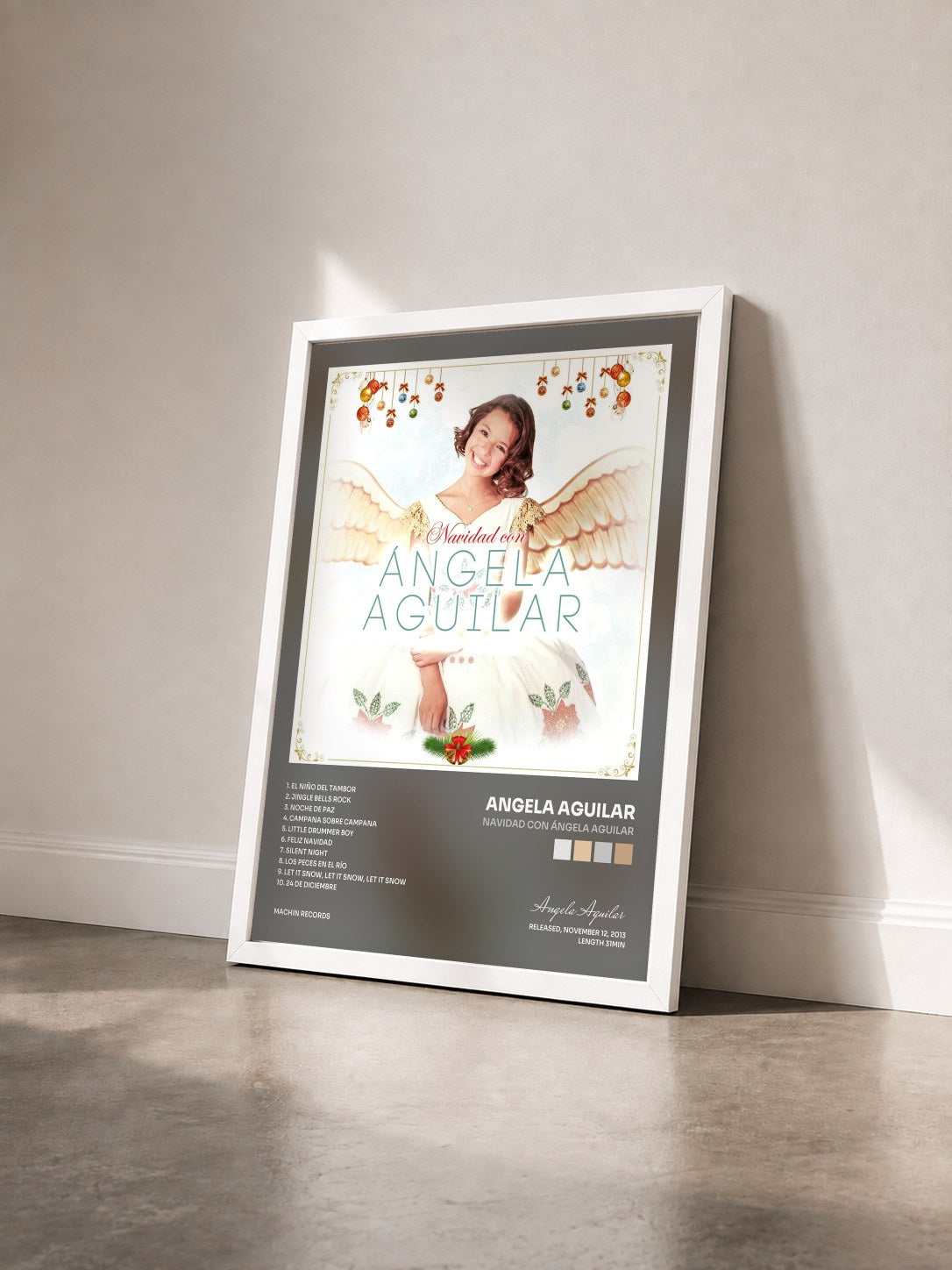 #blanc Tableau de l'album Navidad con Ángela Aguilar de Angela Aguilar vu de trois quarts, cadre blanc