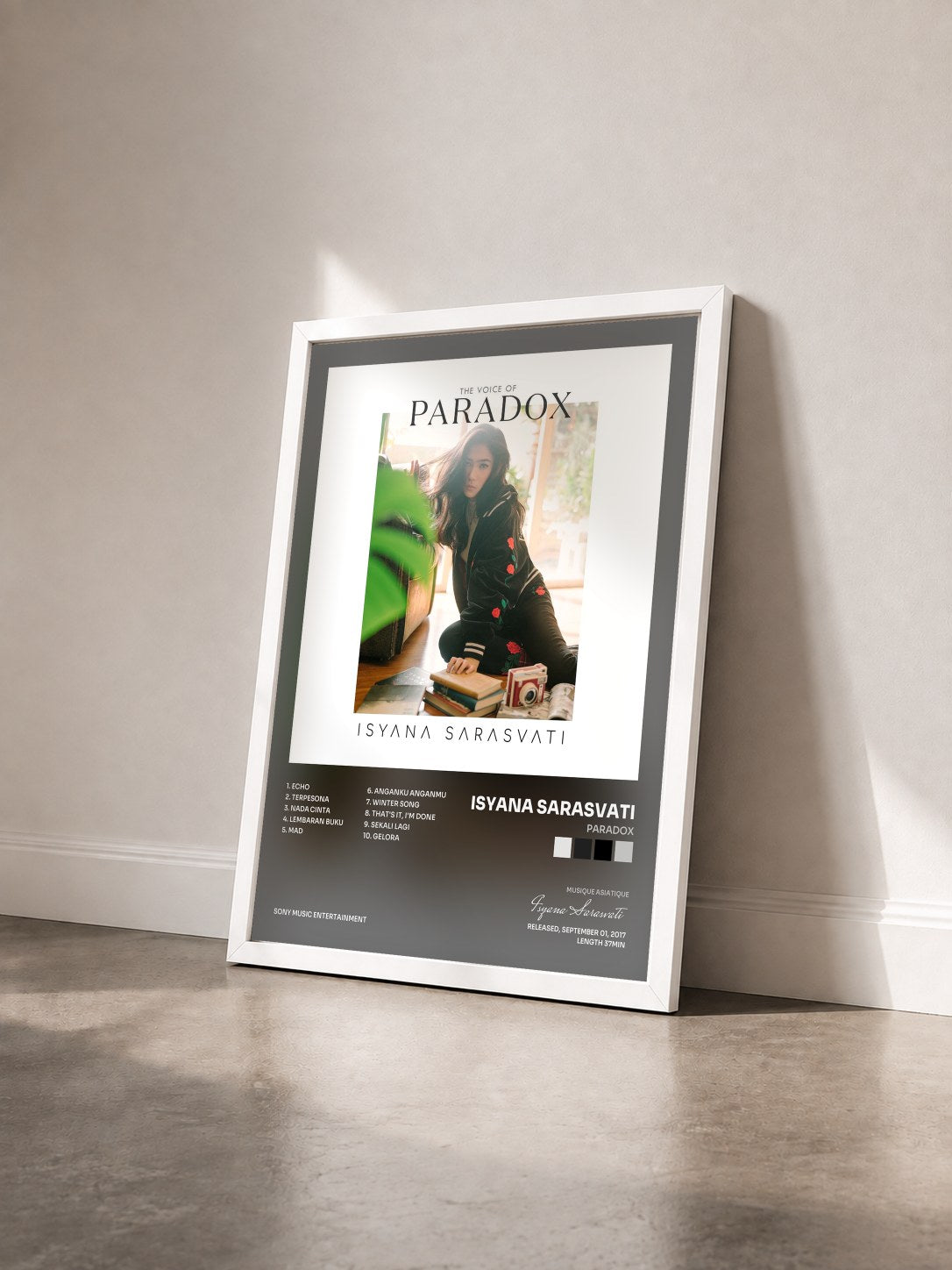#blanc Tableau de l'album Paradox de Isyana Sarasvati vu de trois quarts, cadre blanc