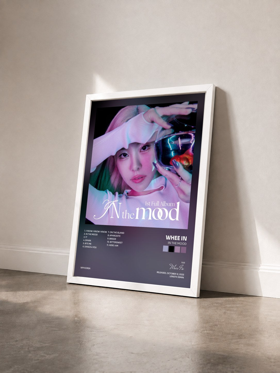 #blanc Tableau de l'album IN the mood de Whee In vu de trois quarts, cadre blanc