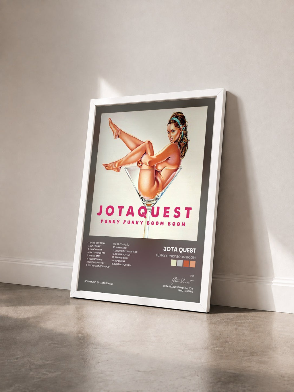 #blanc Tableau de l'album Funky Funky Boom Boom de Jota Quest vu de trois quarts, cadre blanc
