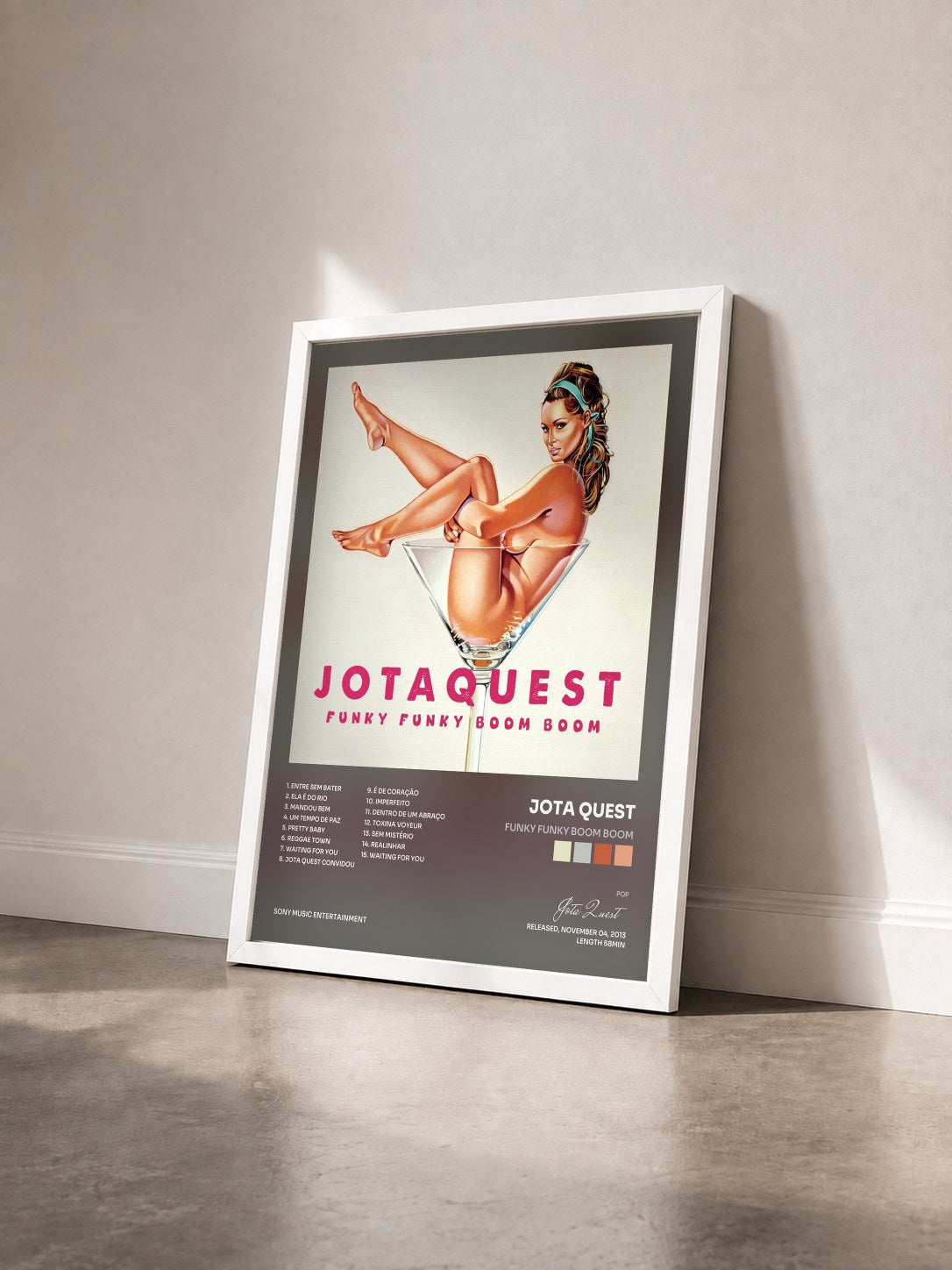 #blanc Tableau de l'album Funky Funky Boom Boom de Jota Quest vu de trois quarts, cadre blanc