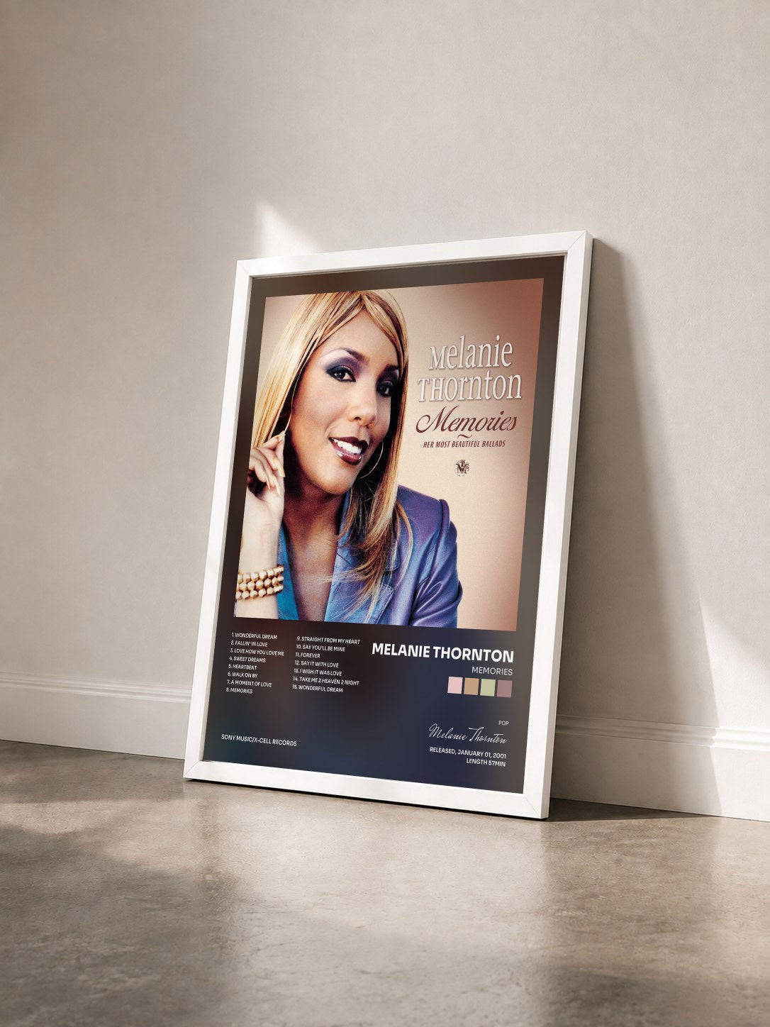 #blanc Tableau de l'album Memories de Melanie Thornton vu de trois quarts, cadre blanc
