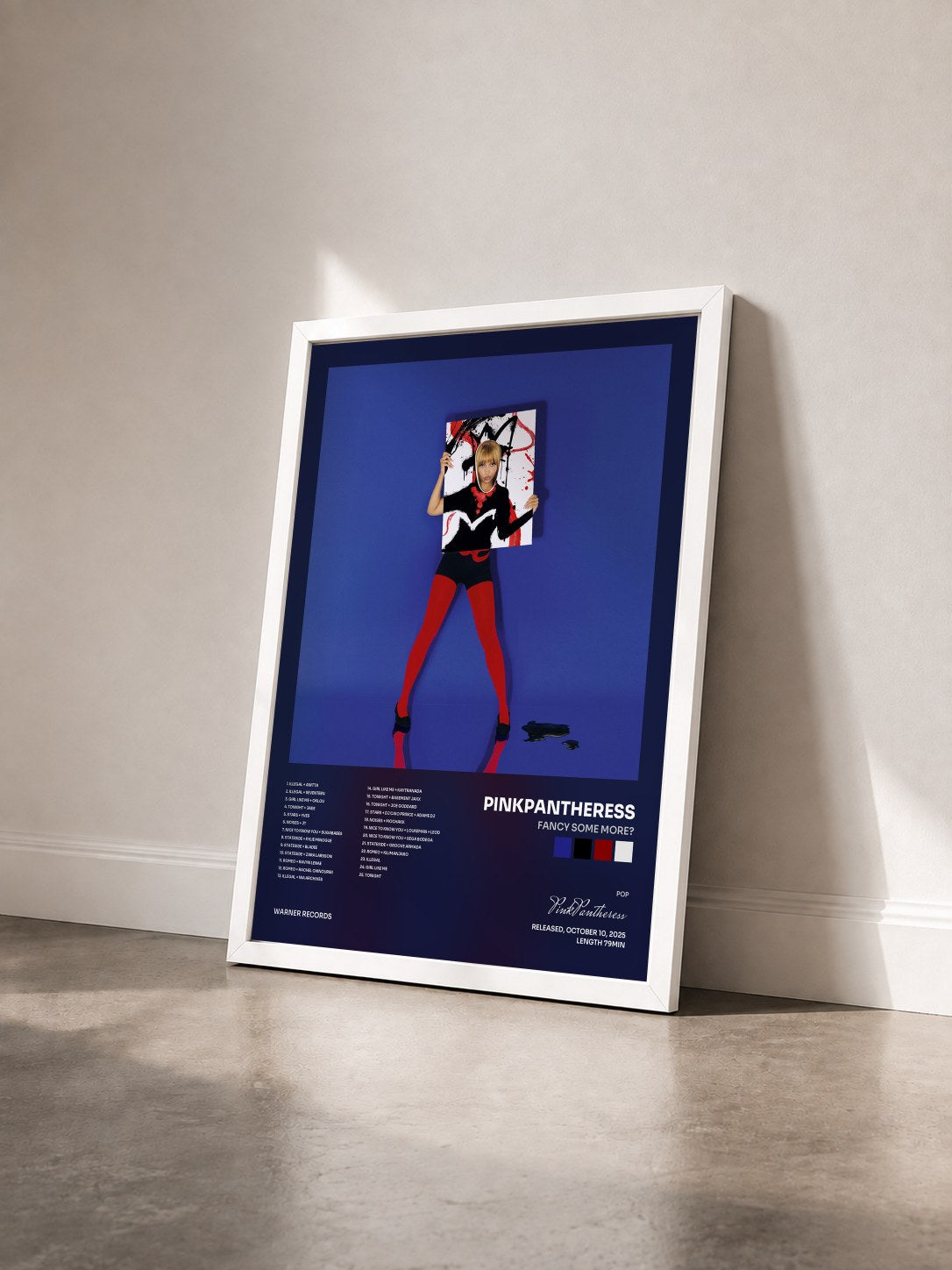 #blanc Tableau de l'album Fancy Some More? de PinkPantheress vu de trois quarts, cadre blanc