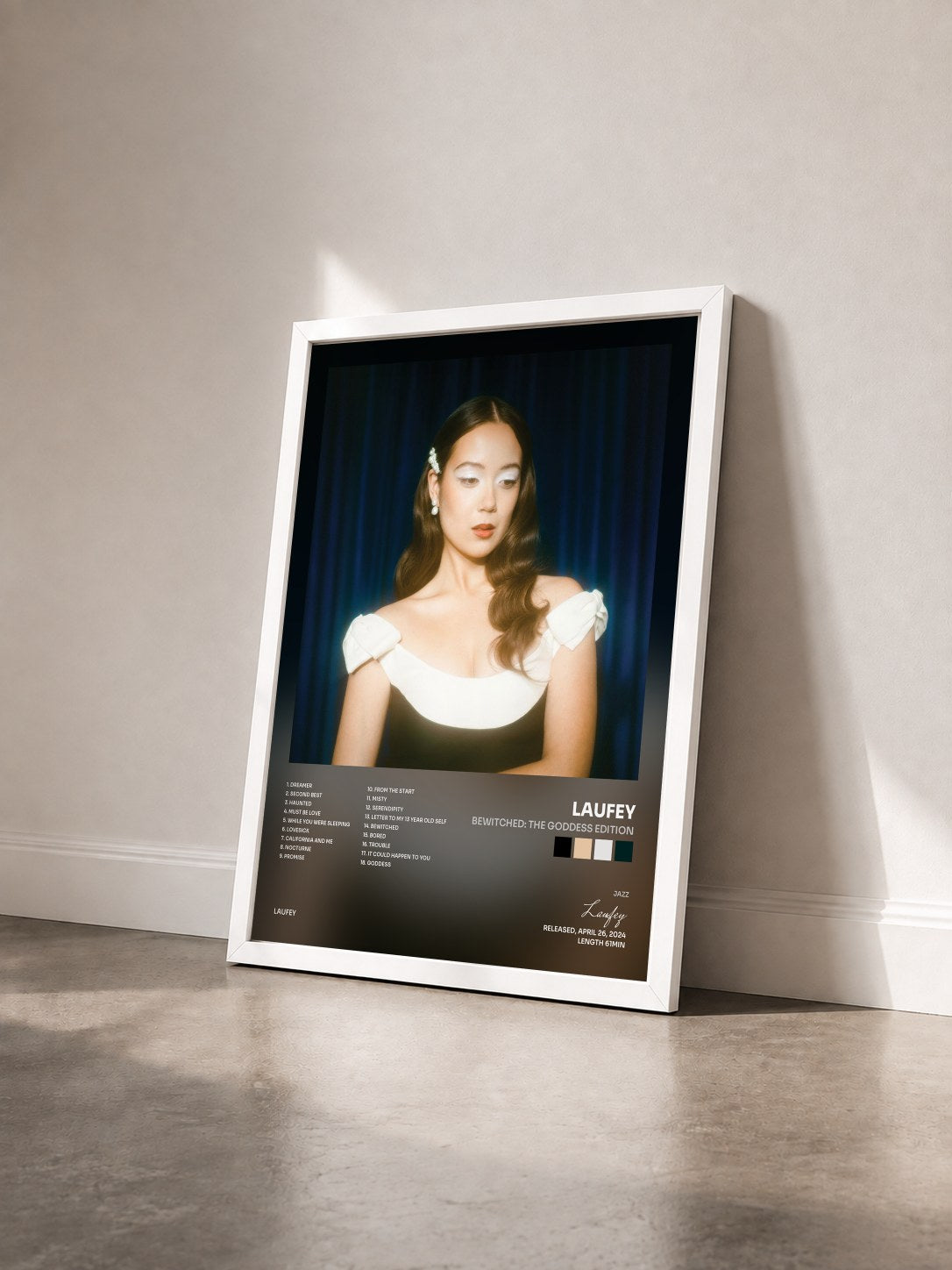 #blanc Tableau de l'album Bewitched: The Goddess Edition de Laufey vu de trois quarts, cadre blanc