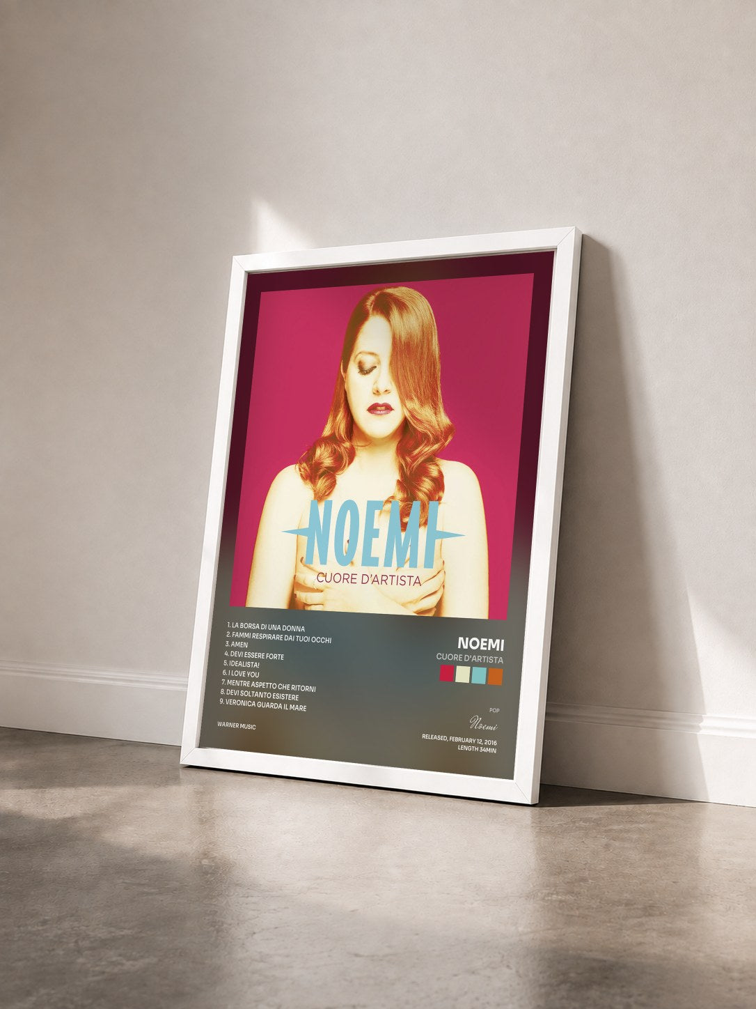 #blanc Tableau de l'album Cuore d'artista de Noemi vu de trois quarts, cadre blanc