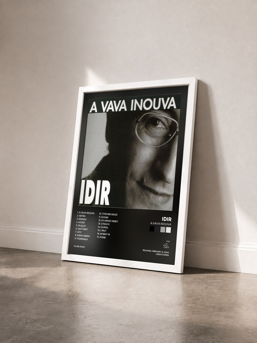 #blanc Tableau de l'album A Vava Inouva de Idir vu de trois quarts, cadre blanc