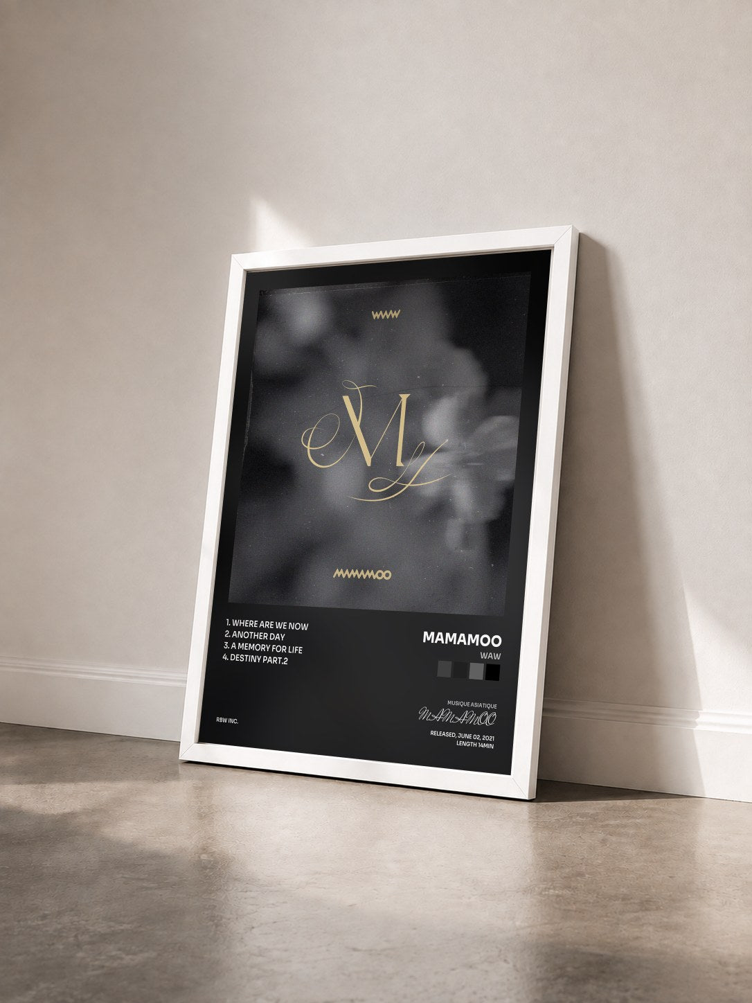 #blanc Tableau de l'album WAW de MAMAMOO vu de trois quarts, cadre blanc