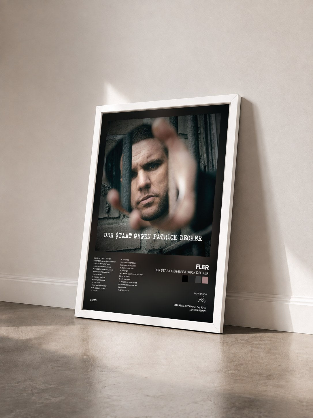#blanc Tableau de l'album Der Staat gegen Patrick Decker de Fler vu de trois quarts, cadre blanc