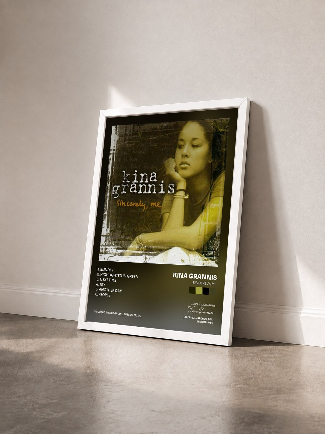 #blanc Tableau de l'album Sincerely, Me de Kina Grannis vu de trois quarts, cadre blanc