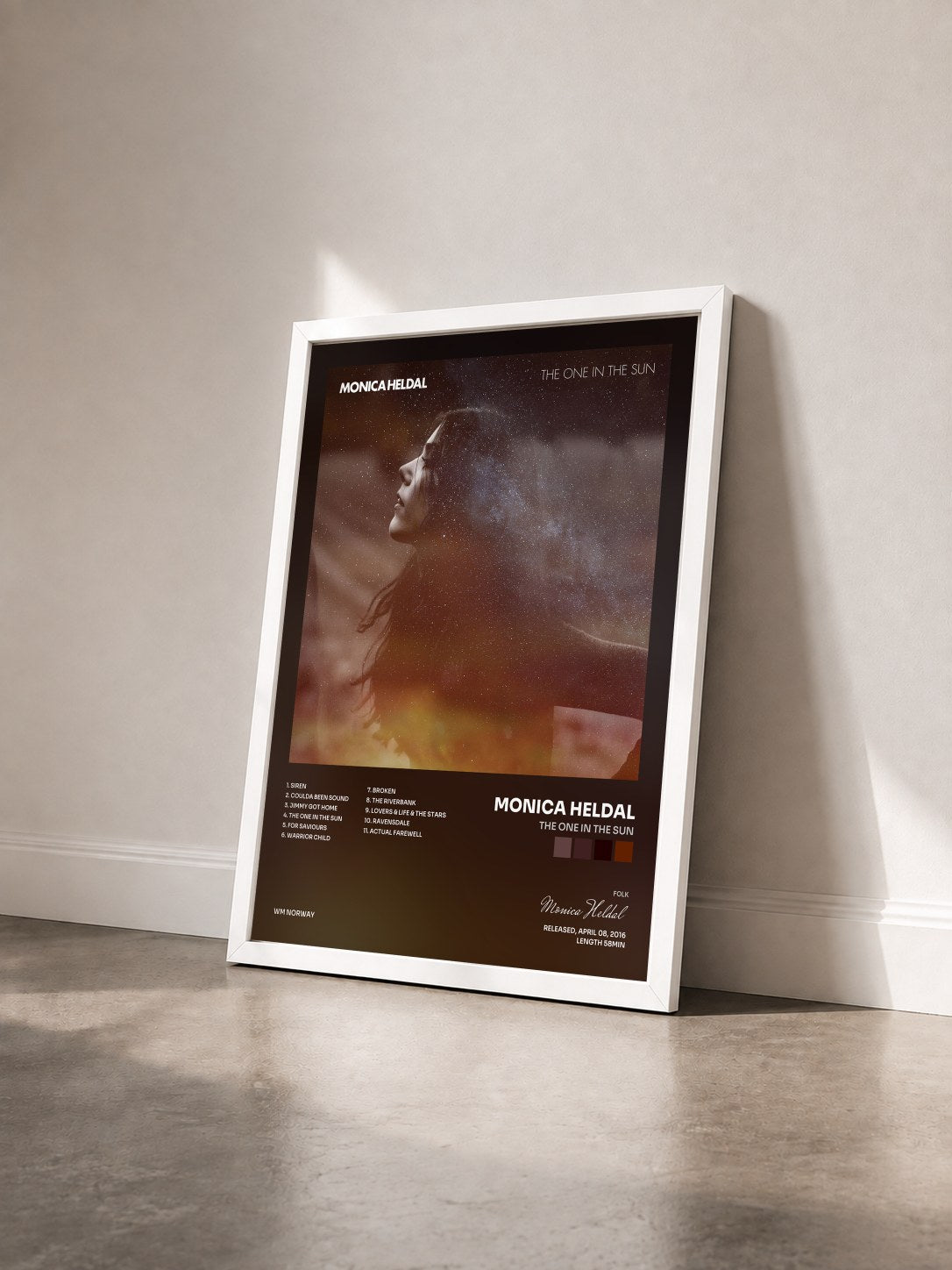 #blanc Tableau de l'album The One In The Sun de Monica Heldal vu de trois quarts, cadre blanc