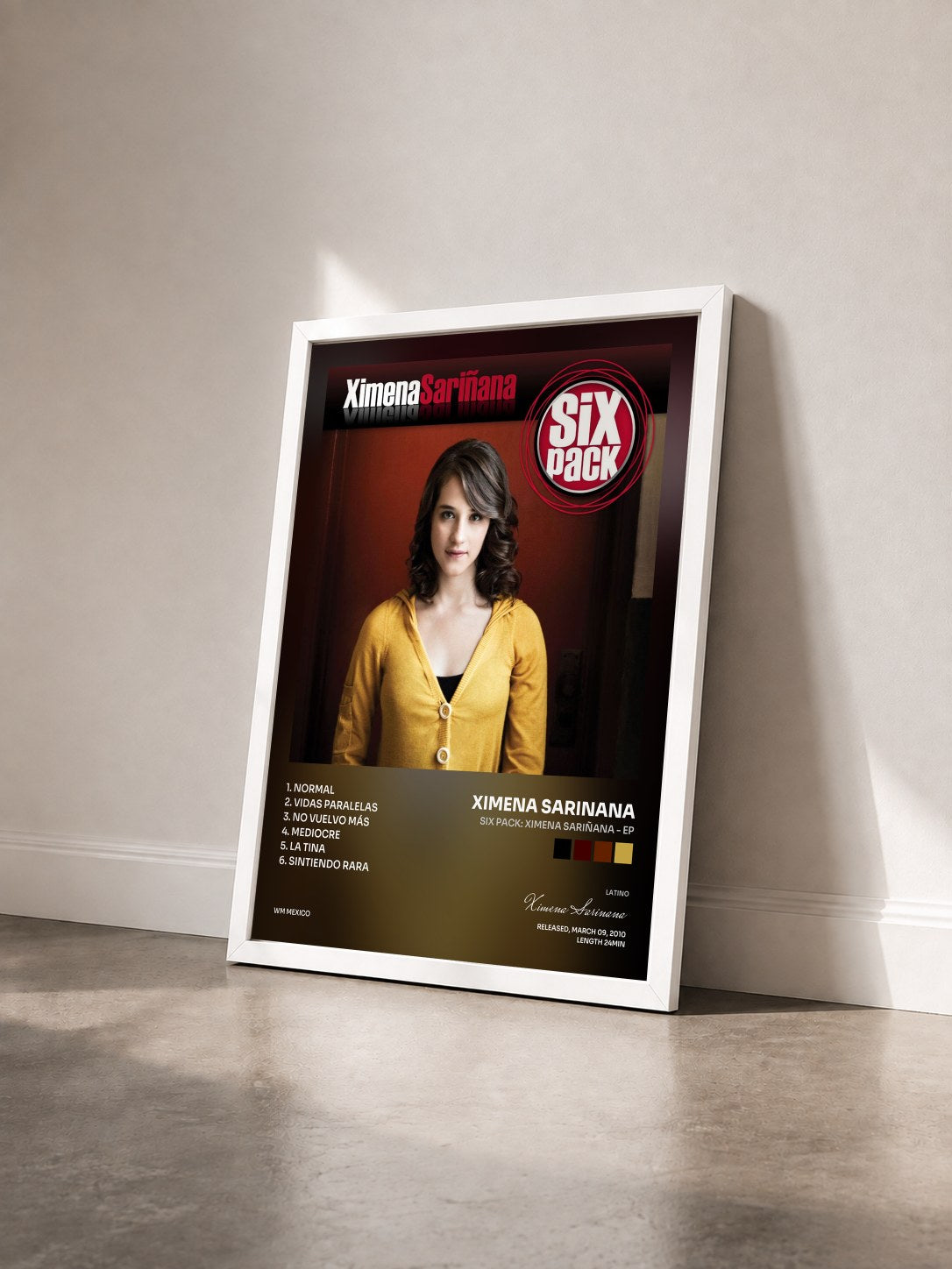 #blanc Tableau de l'album Six Pack: Ximena Sariñana - EP de Ximena Sarinana vu de trois quarts, cadre blanc