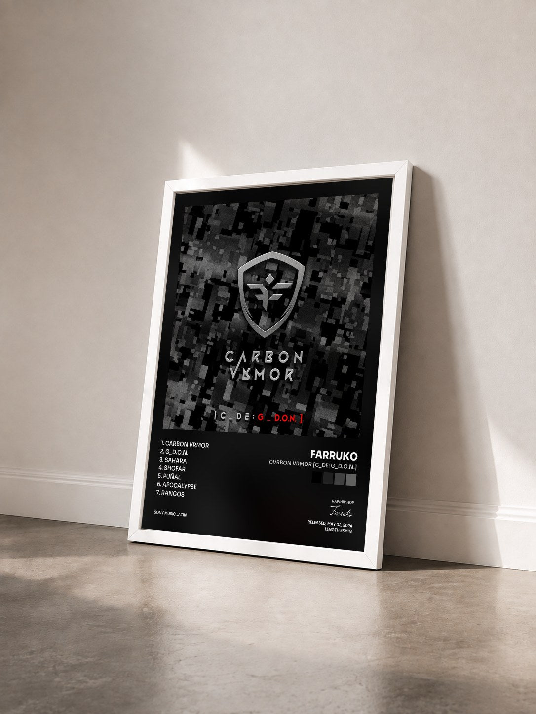 #blanc Tableau de l'album CVRBON VRMOR [C_DE: G_D.O.N.] de Farruko vu de trois quarts, cadre blanc