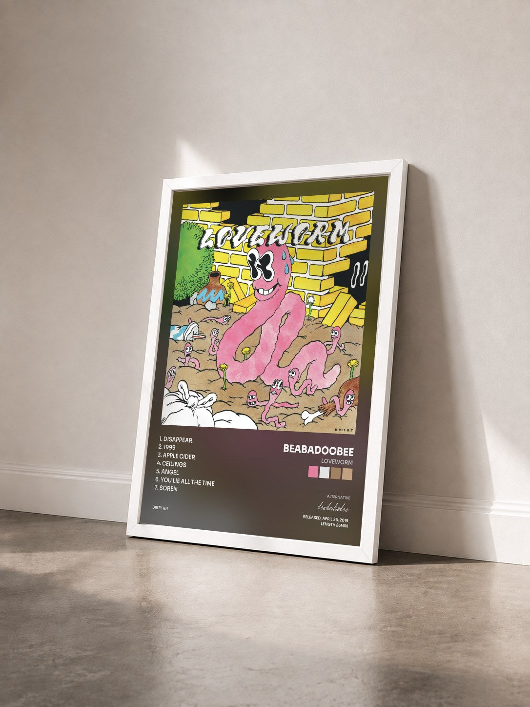 #blanc Tableau de l'album Loveworm de beabadoobee vu de trois quarts, cadre blanc
