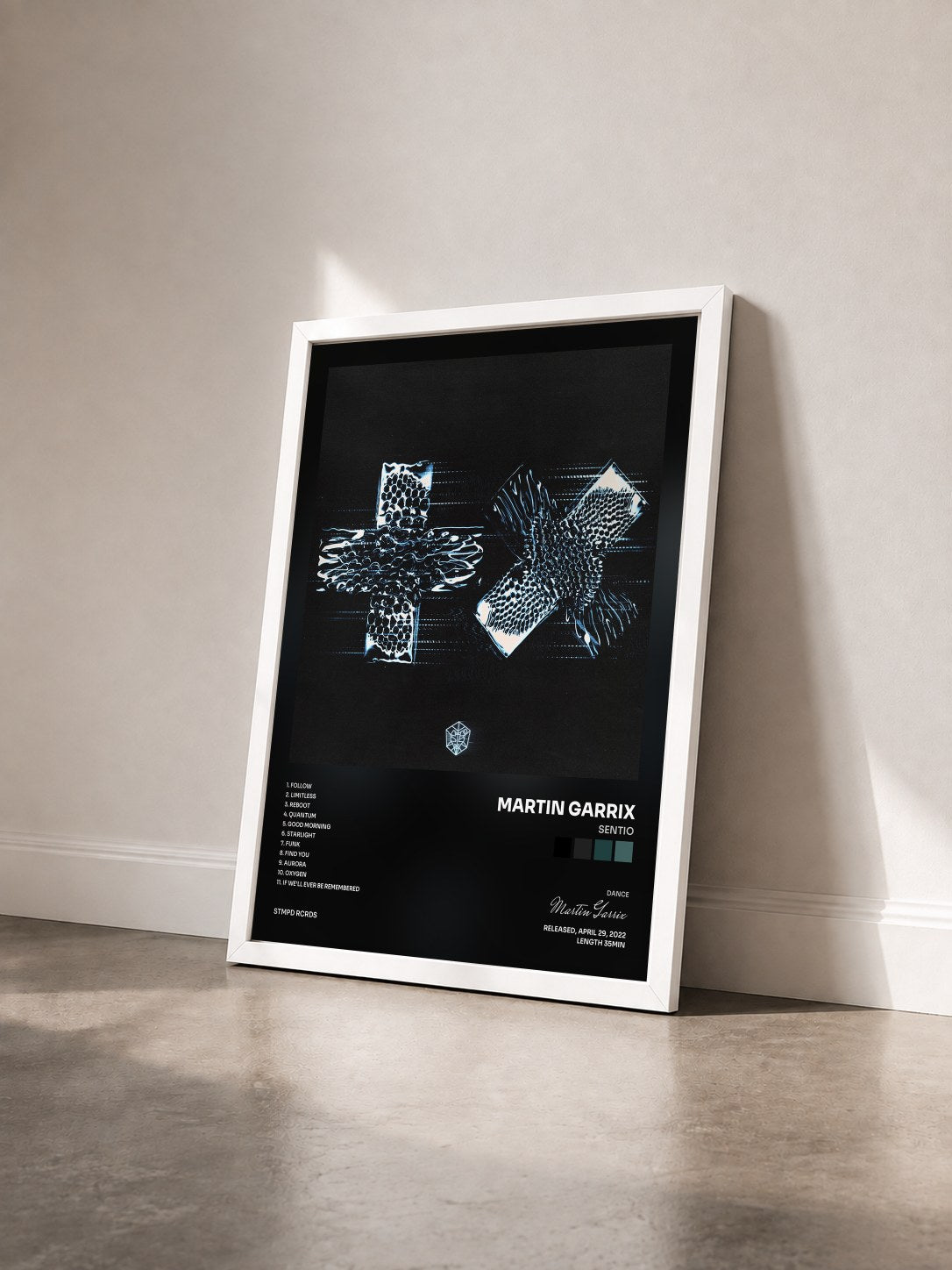 #blanc Tableau de l'album Sentio de Martin Garrix vu de trois quarts, cadre blanc