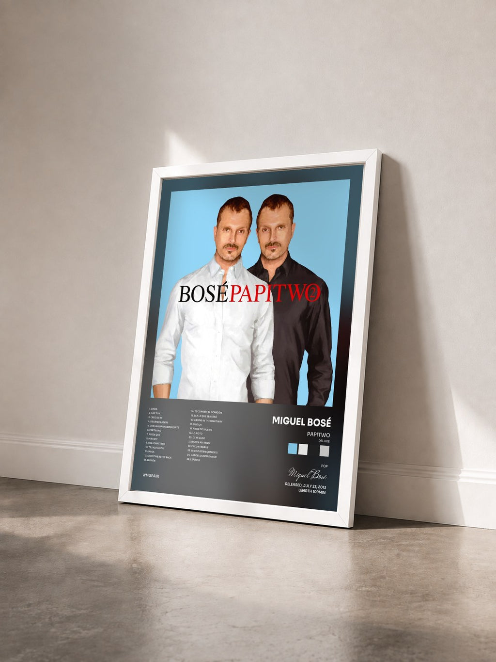 #blanc Papitwo (Deluxe) di Miguel Bosé in stampa incorniciata vista di tre quarti, cornice bianca