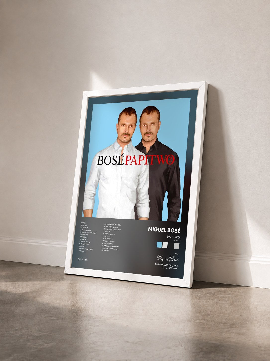 #blanc Tableau de l'album Papitwo (Deluxe) de Miguel Bosé vu de trois quarts, cadre blanc