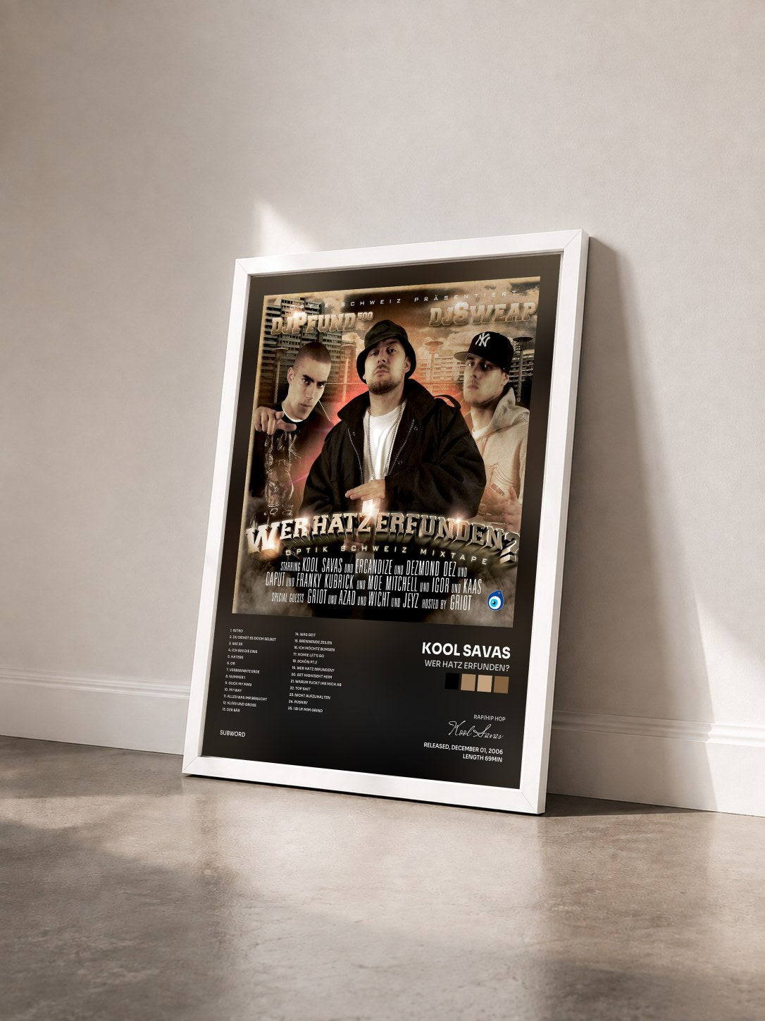 #blanc Tableau de l'album Wer Hatz Erfunden? de Kool Savas vu de trois quarts, cadre blanc