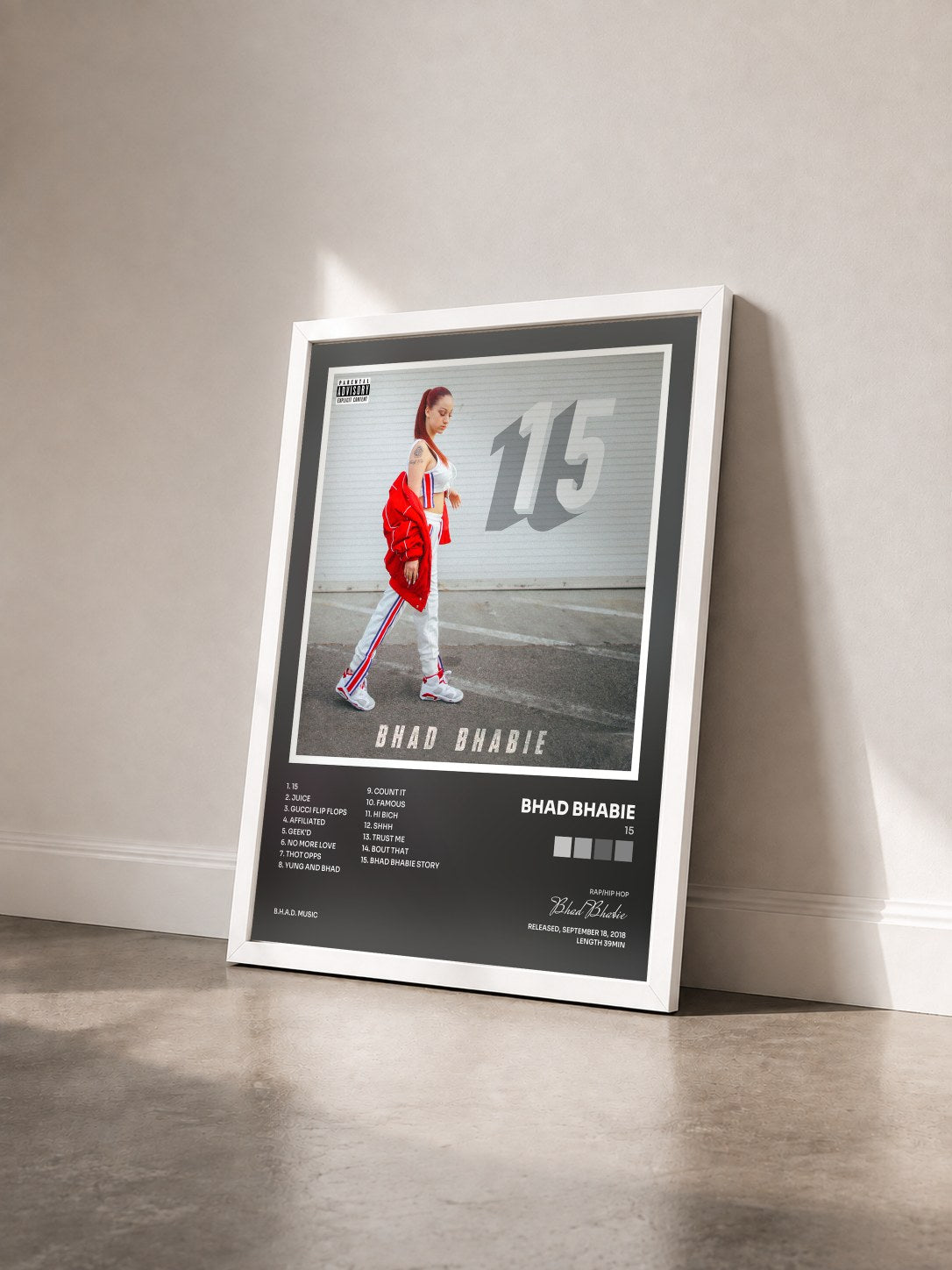 #blanc Tableau de l'album 15 de Bhad Bhabie vu de trois quarts, cadre blanc