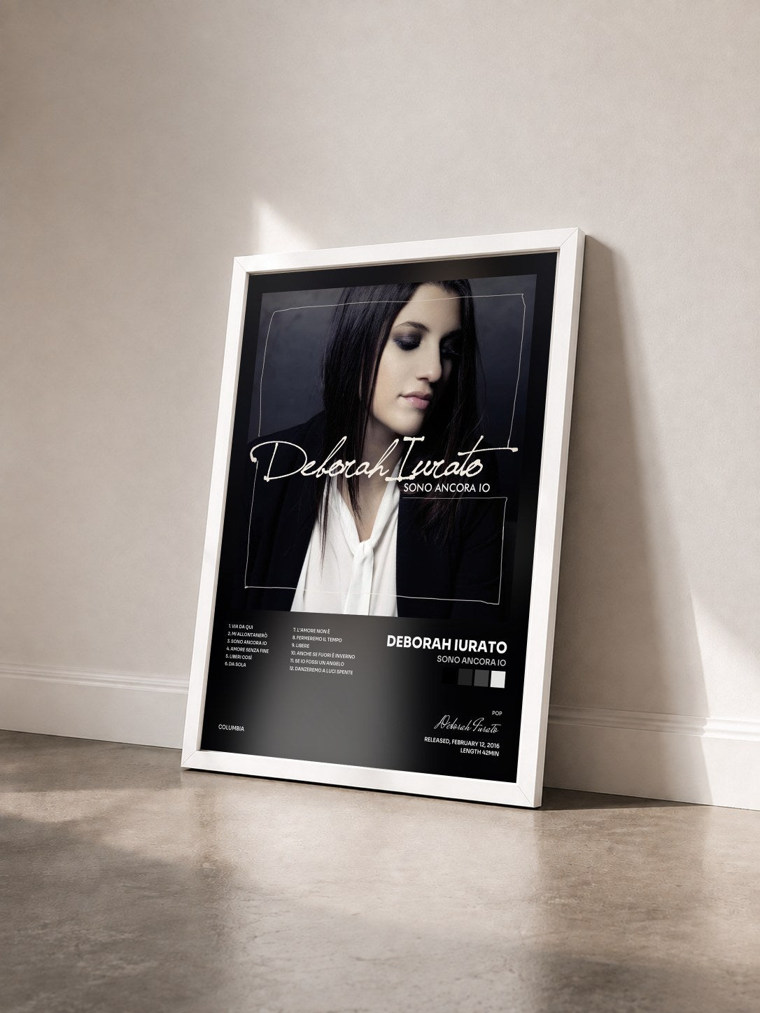#blanc Tableau de l'album Sono ancora io de Deborah Iurato vu de trois quarts, cadre blanc